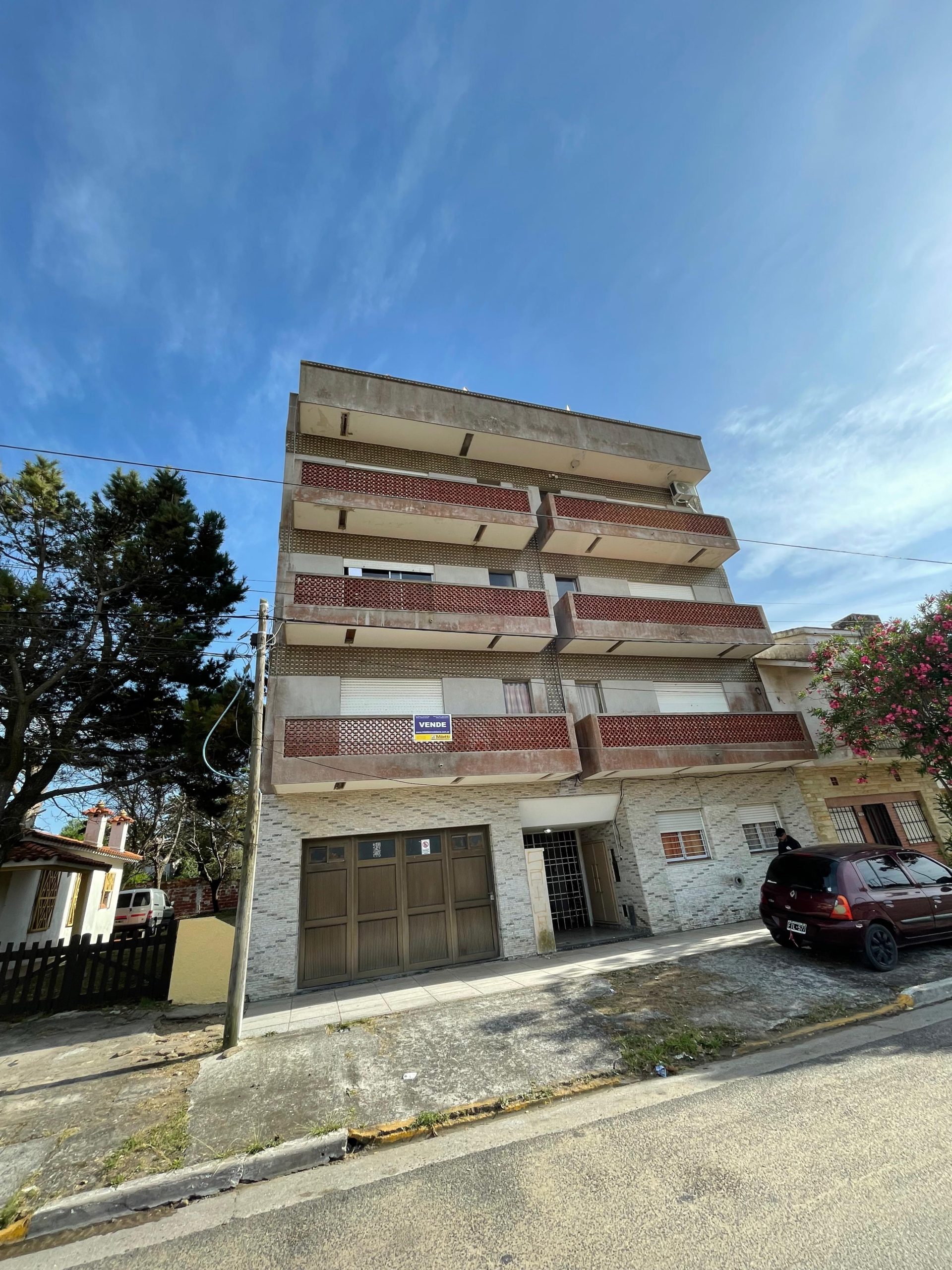 Av. 58 nº 115 Dto. 4 1º P. – Mar del Tuyú (120460).