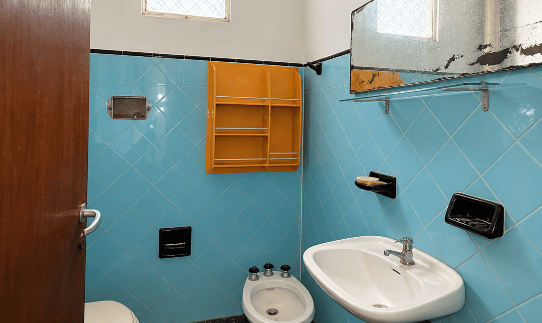 Baño vintage azul con mueble amarillo
