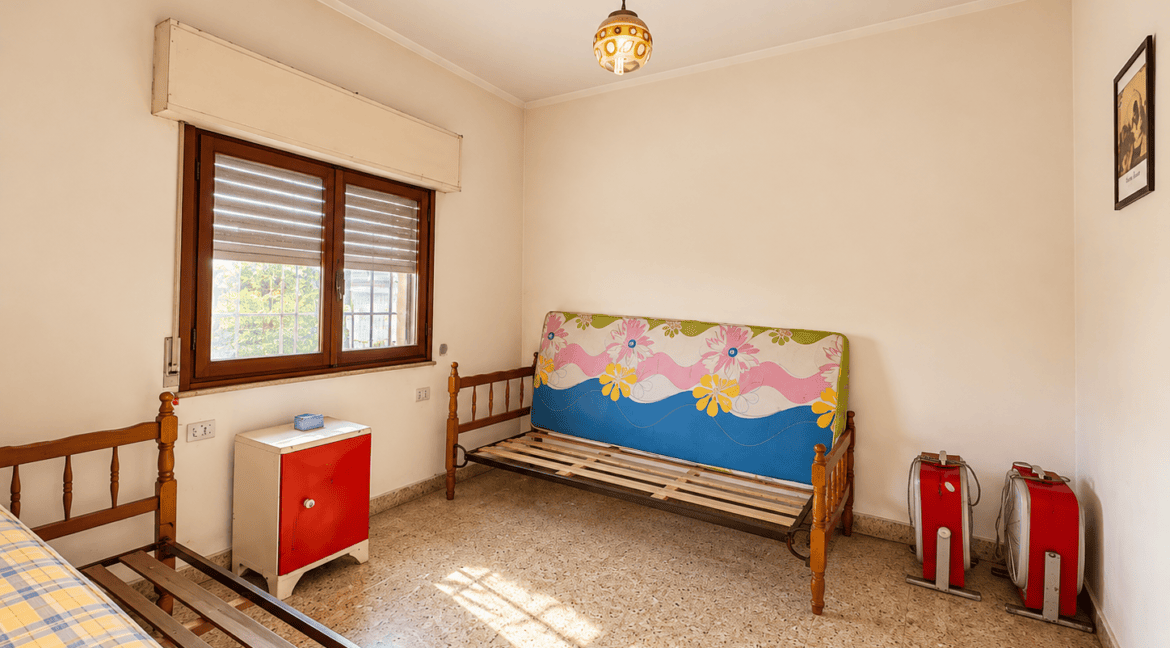 Dormitorio retro bañado por el sol
