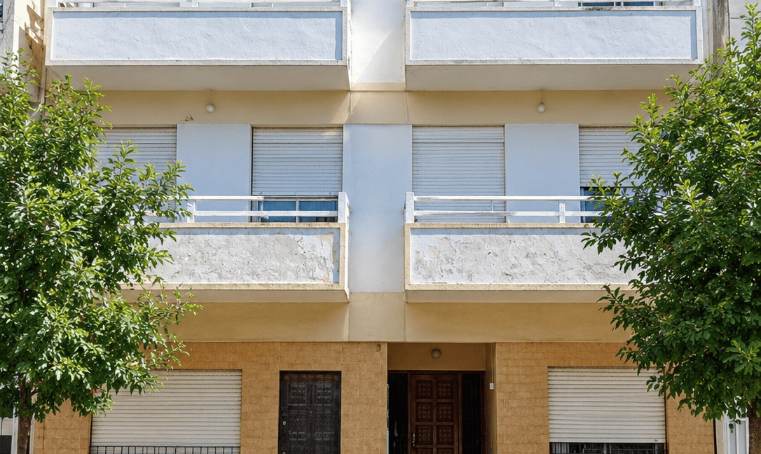 Fachada residencial con balcones y satélites