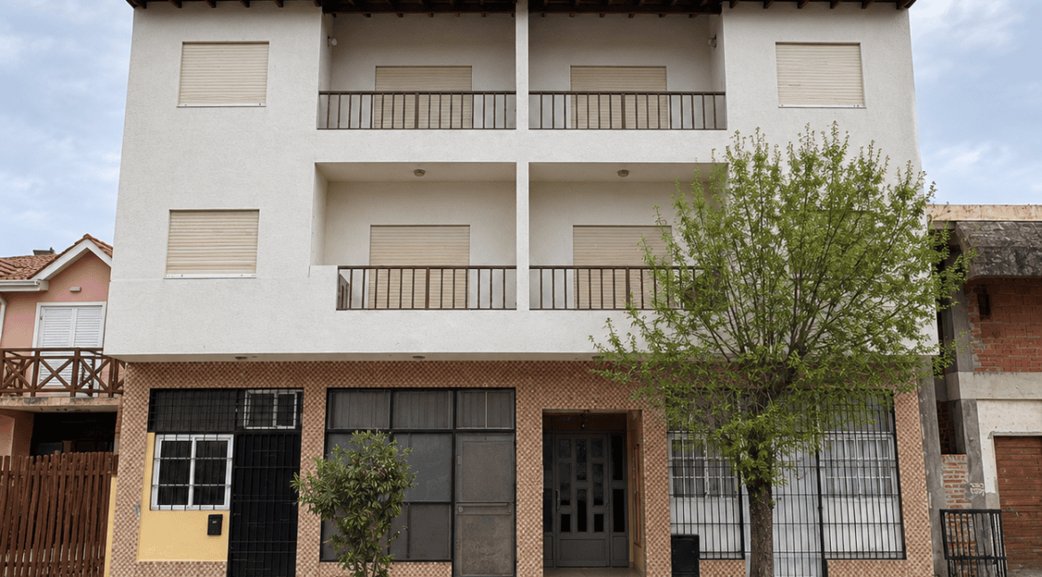 Fachada simétrica bajo cielo nublado